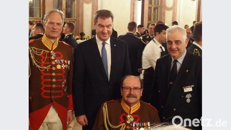 Bei der anschließenden Feier in der Residenz haben (hinten von links) Landeskommandant Oberst d. Ldw. Jürgen Völkl, Ministerpräsident Markus Söder und BKV-Präsident Hans Schiener sowie (vorne) Lds.-Adjutant und Presseoffizier Oberstleutnant d .Ldw. Hans Härtl Gelegenheit zum Austausch. Bild: krb