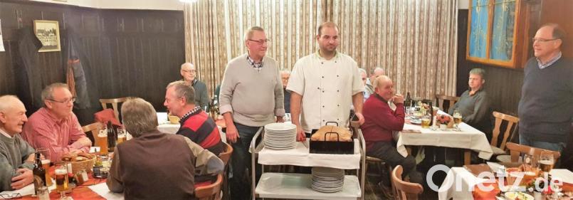 Jubilar Alois Bayer (stehend links) spendierte seinen Sangesbrüdern von der Liedertafel um Vorsitzenden Sigfried Schiedlosky anlässlich seines 80. Geburtstags eine Brotzeit. Bild: hl