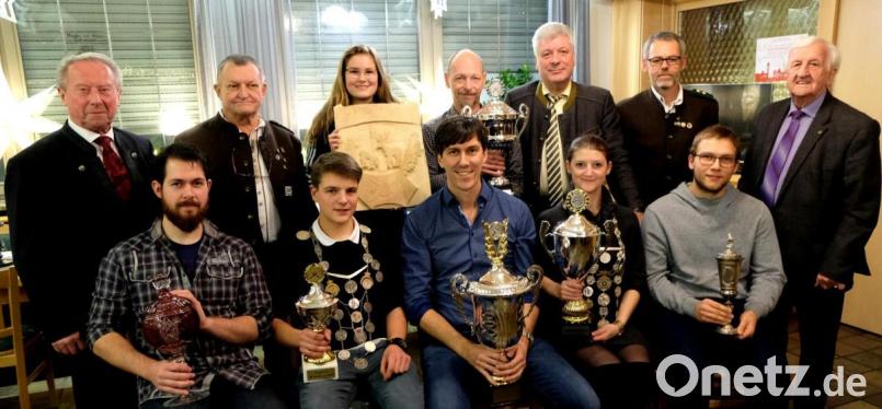 Die neuen Würdenträger bei der Königlich privilegierten Schützengesellschaft 1834. Sitzend von links: Dominik Kraus, Niklas Schönberger, Bernd Münchmeier, Ilona Hunsperger und Kevin Sommer. Stehend von links: Erich Schieder, Schützenmeister Günter Drechsler, Helena Scherm, Norbert Egner, Bürgermeister Günter Stich, Zweiter Schützenmeister Siegfried Kellner und Schützenkommissar Fred Lehner. Bild: le