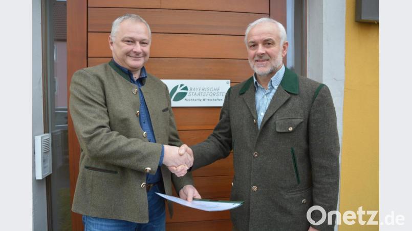 Forstbetriebsleiter Norbert Zintl (links) verabschiedet Josef Andritzky in den Ruhestand. Fast 30 Jahre leitete Andritzky die Forstdienststelle Mähring. Der 65-jährige Andritzky hat sich vor allem um den Waldumbau im Revier Mähring verdient gemacht und hat ein beachtliches Renommee im Bereich Jagdhundewesen, hieß es. Bild: jr