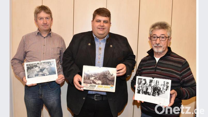Präsentation des Jubiläumskalenders im Rathaus (von links): Ortsheimatpfleger Richard Koller, Bürgermeister Dieter Dehling und Lorenz Geitner (von ihm stammt ein Großteil der historischen Bilder). Bild: no