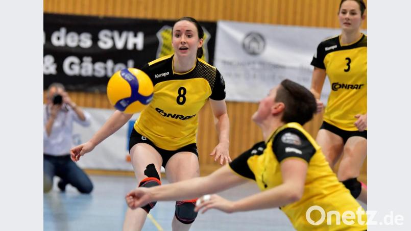 Ballannahme durch die Hahnbacher Kapitänin Anna Dotzler (rechts), beobachtet von Zuspielerin Elisabeth Kiehn (Mitte hinten) und Mittelblockerin Cornelia Sollfrank (rechts hinten). Bild: Ziegler
