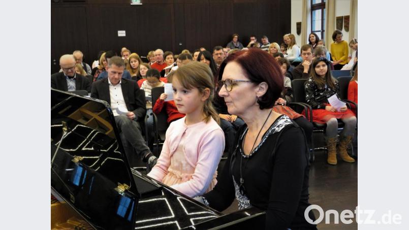 Vor allem viele Klavierschülerinnen und -schüler bewiesen sich am Instrument. Scützenhilfe gaben ihnen ihre Musiklehrer und -lehrerinnen. Bild: ubb