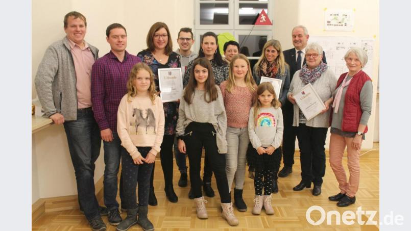Bürgermeister Johann Burger (Dritter von rechts) mit Mathilda Wölfl, Luisa Teubner, Julia Teubner und Joselina Teubner vom Kinderchor sowie der Kinderchor-Leiterin Michaela Teubner (Vierte von rechts). Sie wird von Michaela Burger (Dritte von links) und Martin Teubner (links) unterstützt. Zimmerermeister Josef Siller (Zweiter von links), Industriemeister für Mechatronik Fabian Bauer (Vierter von links), Sandra Teubner (Fünfte von links) und Regina Siller (Fünfte von rechts) vom Chor &quot;Grazie A Dio&quot;, den Michaela Burger (Vierte von links) leitet, sowie Lydia Häckl (rechts) und Maria Schähl (Zweite von rechts) vom Chor &quot;Landschmetterlinge&quot;. Bild: Susanne Forster