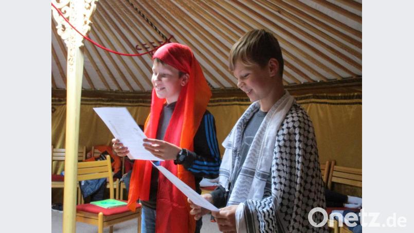 Schauspieltalent bewiesen David Schaller in der Rolle der Sara und Elias Melzner als Abraham Bild: Realschule im Stiftland/exb