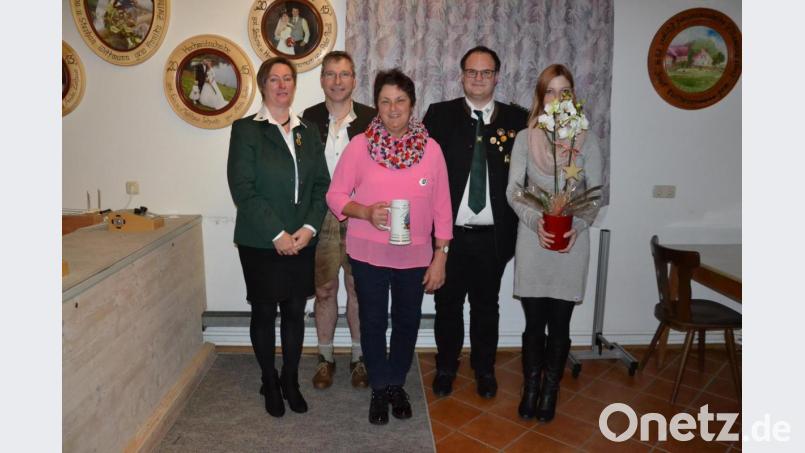 Schützenmeisterin Claudia Kraus (links) ehrte mit Bürgermeister Hermann Ach (Zweiter von links) und Gauschützenmeister Stefan Brandmiller (Zweiter von rechts) die treuen Mitglieder. Bild: gi