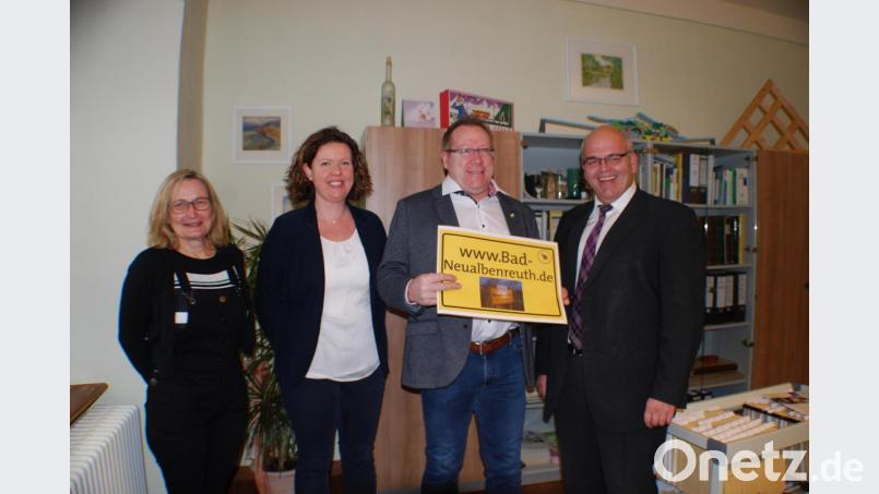 Bürgermeister Klaus Meyer, Johann und Silvia Lemberger sowie die Leiterin der Gäste-Information Ursula Stingl (von rechts) bei der Übergabe der neuen Domain www.bad-neualbenreuth.de Bild: enz