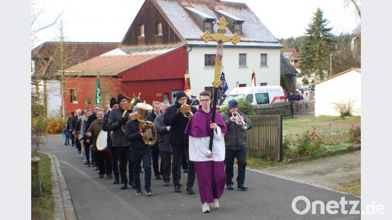 Der Kirchenzug bewegte sich zur Pfarrkirche St. Andreas. Bild: enz
