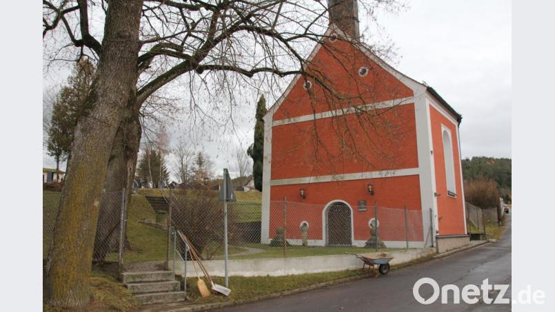Bisher ist die Wieskapelle beim Friedhof lediglich über Treppen erschlossen. Ein erfolgreicher Antrag von Seniorenbeauftragter Rita Reiter hat nun die Weichen dafür gestellt, dass im nächsten Jahr die Barrierefreiheit hergestellt wird. Bild: frd