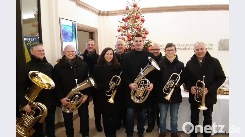 Die Schlossbläser aus Dießfurt machen beim &quot;Hoffest im Advent&quot; des Landwirtschaftsministeriums in München Musik. Bild: whw