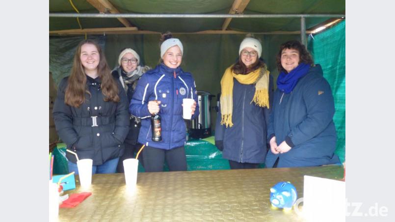 Gegen die Kälte halfen die heißen Cocktails der Pfarrjugend. Bild: mng