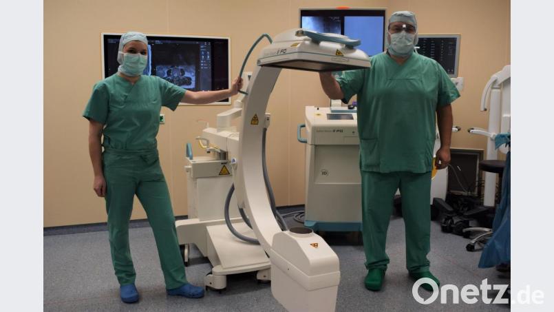 Dr. Konstantinos Kafchitsas (rechts) freut sich über den neuen 3D-C-Bogen, der künftig an der Asklepios-Klinik Lindenlohe zum Einsatz kommt. Bild: exb