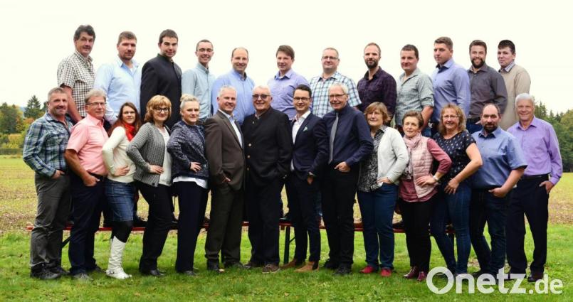 Die Kandidaten (vorne, von links) Gerhard Popp, Hans Stich, Stefanie Stelzl, Erna Raps, Pia Anke Kraft, Matthias Melzner, Josef Hecht, Bernhard Söllner, Lothar Porst, Ulrike Ferber, Claudia Porst, Birgitt Bayer, Reinhard Etterer und Josef Prechtl sowie (hinten, von links) Alfred Bäumler, Christian Wolf, Andreas Popp, Daniel Schmidt, Jürgen Busch, Johannes Frauenholz, Armin Scheidler, Matthias Ehbauer, Dominic Hasmann, Christoph Zembsch, Bernhard Schmid und Martin Wolf. Bild: bkr