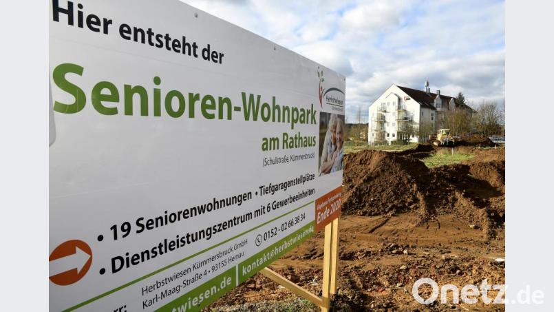 „Hier entsteht der Senioren-Wohnpark am Rathaus“ verkündet das Baustellen-Schild neben dem Rathaus in Kümmersbruck. Am Montag haben hier die Erschließungsarbeiten begonnen. Bild: Petra Hartl