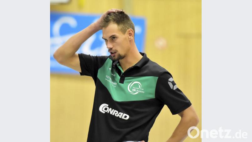 Tief durchatmen, das ging noch mal gut: David Fecko, Spielertrainer des VC Amberg. Bild: Ziegler
