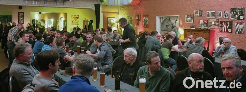 Gut gefüllt präsentierte sich der Saal – die Bauern stellten klar die Mehrheit im Publikum. Bild: Wolfgang Steinbacher