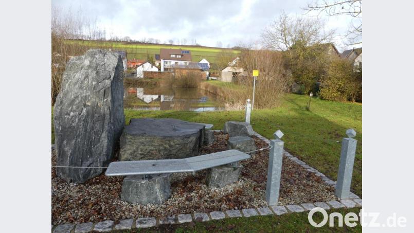 Die Apfelbacher wünschen sich, dass Autofahrer nicht mehr über der Rasen um die Sitzgruppe am Apfelbacher Dorfweiher fahren. Bild: rn