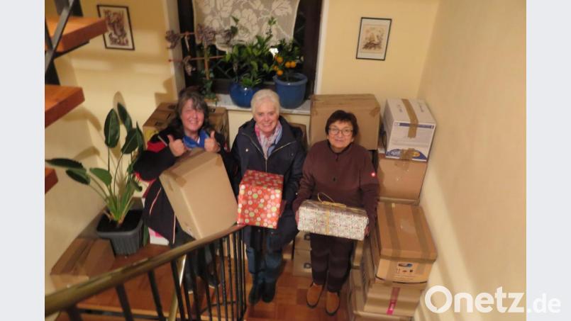 Traudl Panzer, Angelika Steuer und Anke Schmidt (von rechts) schleppten die Geschenkpakete aus dem Wohnhaus zum Transporter. Bild: jzk