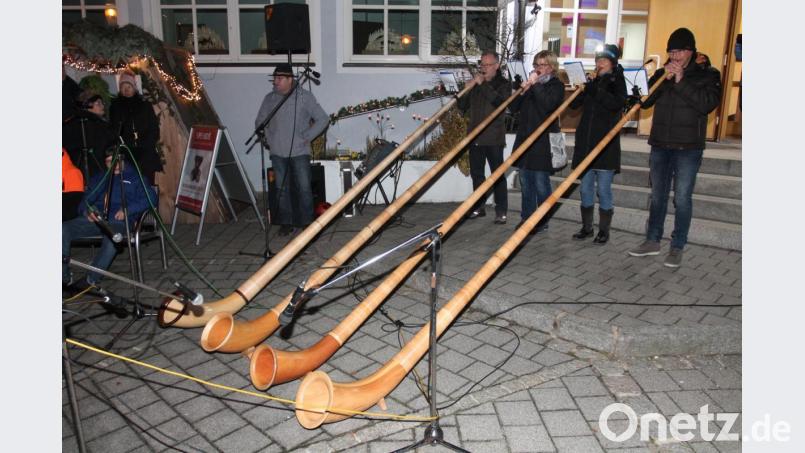 Eine besondere Einlage ist der Auftritt der Alphorn-Bläser um Bernhard Träger (rechts). Bild: pi