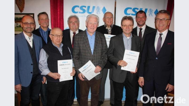 Die Tirschenreuther CSU ehrte langjährige Mitglieder. Unser Bild zeigt (von links) stellvertretenden Landrat Alfred Scheidler, Manfred Güntner, Georg Laber, ZWeiten Bürgermeister Peter Gold, Herbert Ebert, Alfred Mehler, Manfred Tretter, CSU-Ortsvorsitzenden Huberth Rosner und Bürgermeister Franz Stahl. Bild: kro