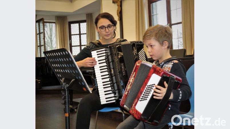 Lehrerin Viktoria Obermaier hat ihre zwei jüngsten Schüler aus ihrer Akkordeonklasse für das Konzert vorbereitet. Vinzenz Heyd spielte zwei winterliche Volkslieder. Bild: ubb