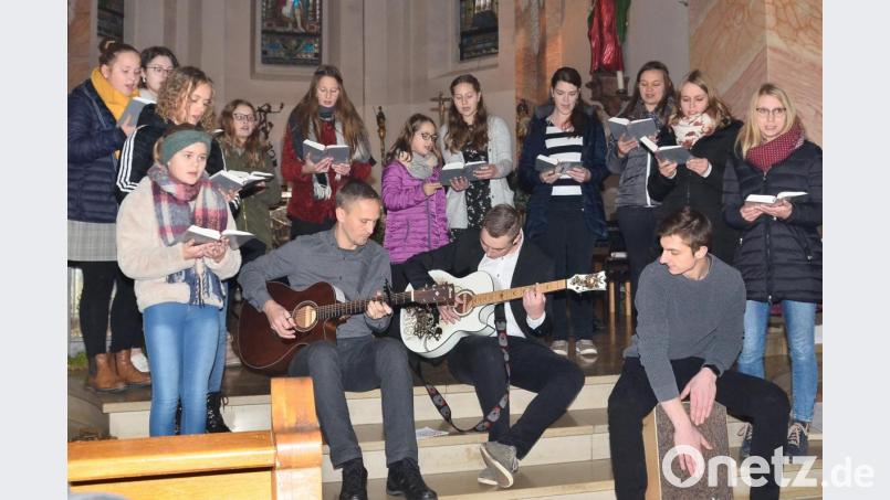 Der Kinder- und Jugendchor begeistert mit dem &quot;Stern über Bethlehem&quot; unter instrumentaler Begleitung durch (vorne, von links) Berti Völkl, Florian Eckl und Chrsitian Helm. Bild: fjo