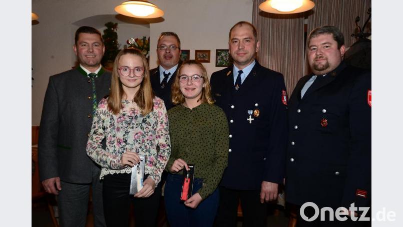 Jessica Blas (links) und Milena Wittmann haben sich zum aktiven Dienst bei der Feuerwehr Miesbrunn bereiterklärt. Darüber freuten sich Bürgermeister Rainer Rewiter (links) und Tobias Wittmann, Kommandant, Michael Puff, Vorsitzender und Jakob Bauer, zweiter Vorsitzender. Bild: bey
