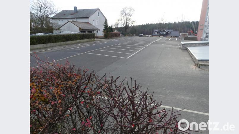 Das Nachbohren von Kreisrat Hans Bscher ha Erfolg: In den Neuausbau der Dr.,-Friedrich-Arnold-Straße (links) wird auch der Parkplatz des Gymnasiums einbezogen. Er gleicht zum Teil einem Fleckerlteppich. Bild: rn