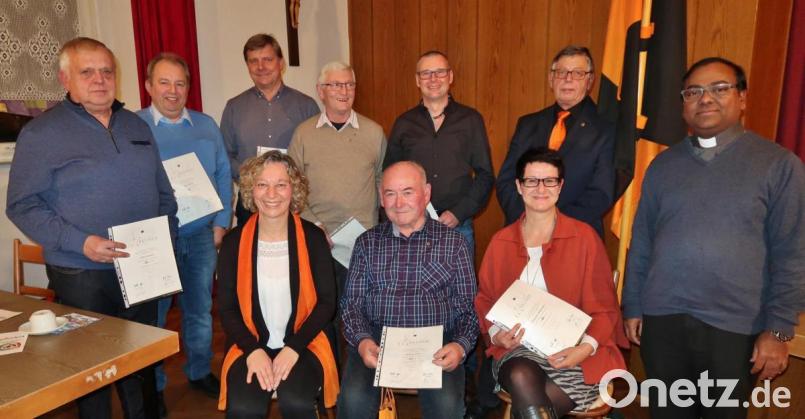 Die Kolpingsfamilie Vilseck zeichnet langjährige Mitglieder für ihre Treue aus (sitzend, von links): Hildegard Seegerer-Thiel (Leitungsteam), Erhard Gnan und Ernestine Mußemann; hinten (von links): Josef Amann, Peter Weiß, Robert Richter, Karl Seegerer, Christian Lindl, Erich Gebhardt (Leitungsteam) und Präses Hrudaya Kumar Madanu. Bild: rha