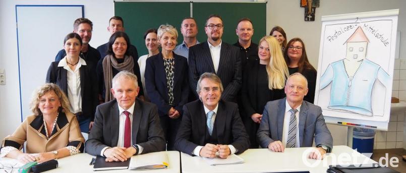 Regierungspräsident Axel Bartelt beim Besuch der Pestalozzi-Mittelschule (sitzend, Zweiter von rechts) zusammen mit (sitzend, von links) Schulrätin Margit Walter, leitendem Regierungsschuldirektor Johann Hilburger und Rektor Heribert Zeis. Mit dabei waren auch Vertreter der Stadt Weiden und Lehrer der Schule. Bild: Bühner