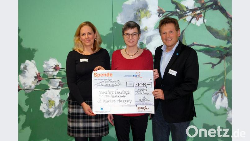 Über die Spende von Andrea Neumeier (Mitte) freuen sich Doris Kölbl, Koordinatorin der Integrativen Onkologie (links), und Dr. Harald Hollnberger, Ärztlicher Direktor des Klinikums St. Marien. Bild:  Klinikum/Lösch