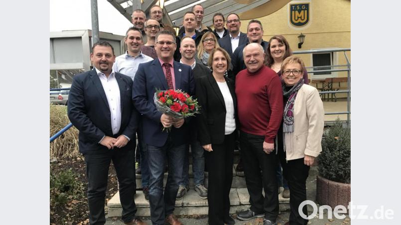 Rainer Vater (vorn mit Blumen) unternimmt einen weiteren Versuch, Bürgermeister von Weiherhammer zu werden. Hinter ihm das 16-köpfige Team der Gemeinderatskandidaten. Bild: eig