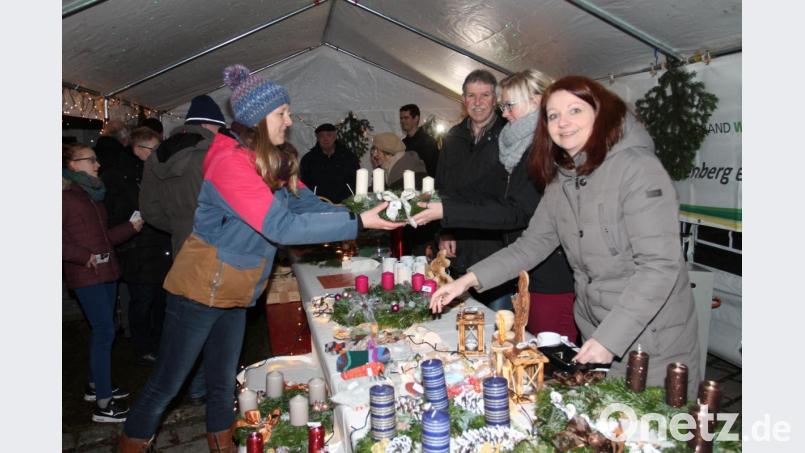 Adventskränze tauschen beim Elternbeirat der Kindertagesstätte den Besitzer. Bild: pi