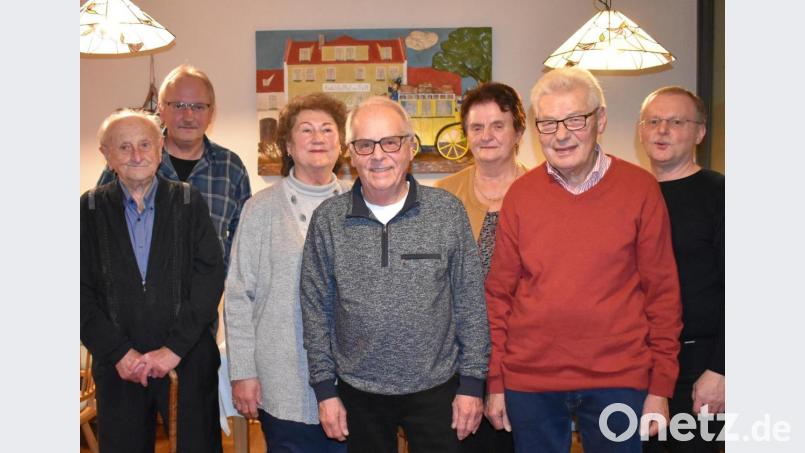 Bernd Lorenz (Mitte) wird von Brigitta Bernklau (rechts daneben) zum Vorsitzenden des Grafenwöhrer Männergesangvereins ernannt. Weitere Ehrungen erhalten außerdem (von links) Max Reiter, Hans-Joachim Geuß, Irmgard Schindler und Anton Wittmann. Gerhard Huber (rechts) gratuliert ihnen dazu. Bild: rgr