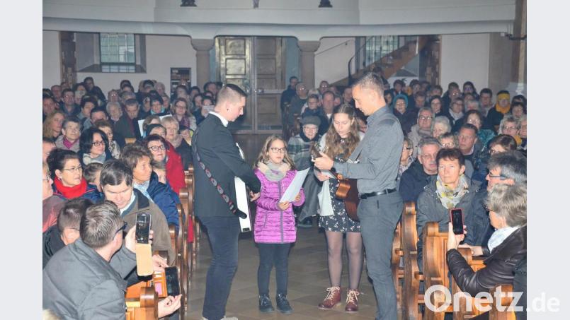 Zur Herbergssuche ziehen Leonie Reil und Emilie Eckl singend durch den Mittelgang in der voll besetzten Pfarrkirche. Bild: fjo