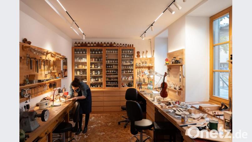 Feinstarbeit. Bei Geigenbau Goldfuß kommt es auf die richtige Technik an - und auf den richtigen Ton. Bild: lsc