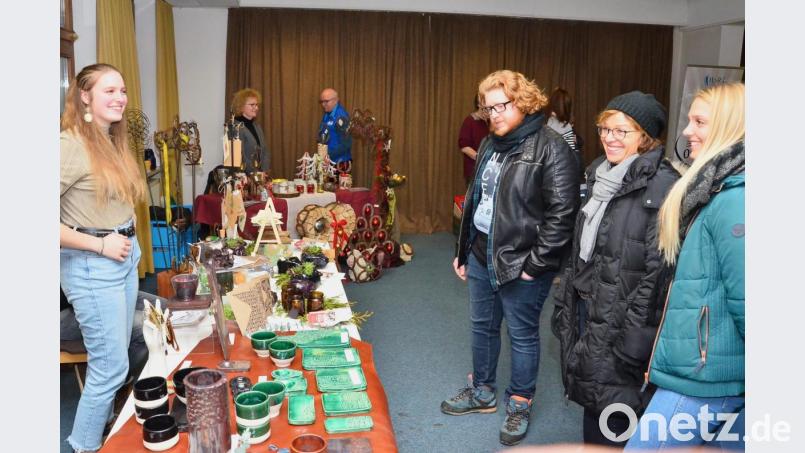 Strahlende Gesichter auf beiden Seiten der Warentische lassen sich beim Waidhauser Adventsmarkt beständig ausmachen. Anbieter und Besucher freuen sich über ein rundum gelungenes Angebot. Bild: fjo