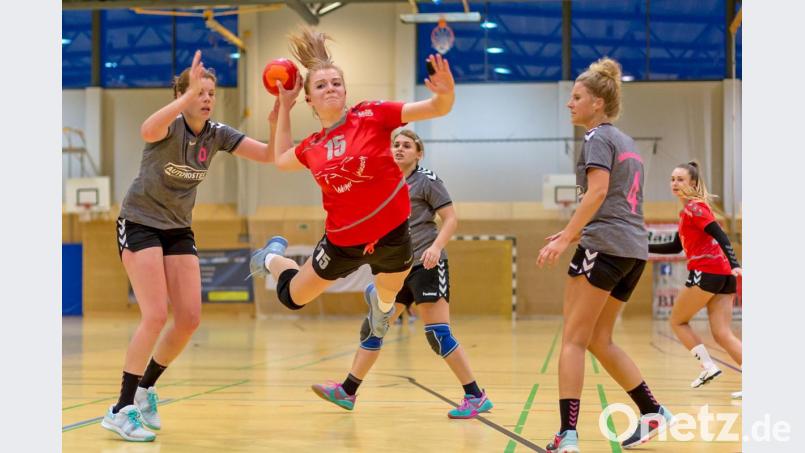 Nur selten konnten sich die Oberviechtacher Handballdamen, wie hier Magdalena Streit, gegen die HSG Pyrbaum/Seligenporten durchsetzen. Bild: Günter Uschold (gud)