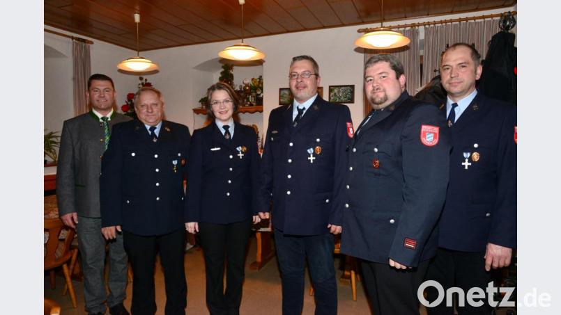 Bürgermeister Rainer Rewitzer freut sich über den aktiven Feuerwehrdienst von Gerhard Voit (40 Jahre), Martina Puff und Jakob Bauer (25 Jahre). Vorsitzender Michael Puff und Kommandant Tobias Wittmann (von rechts) gratuliern dazu herzlich. Bild: bey