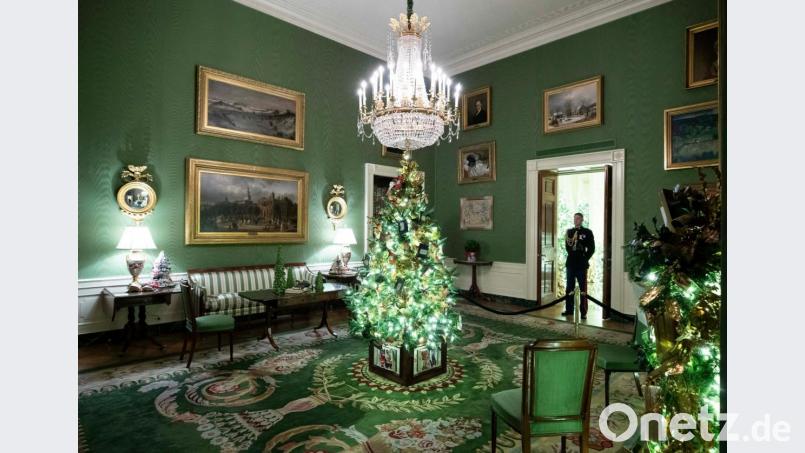 Der "Green Room" im Weißen Haus ist in der Vorweihnachtszeit während der sogenannten "Christmas preview" 2019 mit einem Weihnachtsbaum und weiterem Weihnachtsschmuck geschmückt. Bild: Alex Brandon/AP/dpa