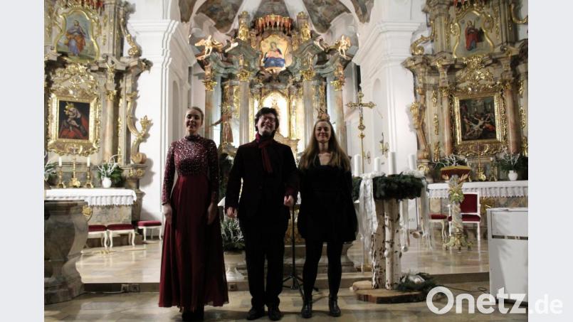 Für den guten Zweck: Elisabeth Dommermuth, Raphael Ernst und Eva Dommermuth (von links) präsentieren in der Pfarrkirche St. Felix in Neustadt/WN weihnachtliche Lieder. Bild: pmen