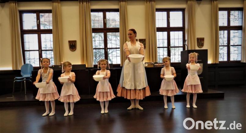 Beim Anblick dieser winzigen &quot;Bäckerinnen&quot;, die mit ihrer Ballettlehrerin Sylvia Brauneis einen sehr süßen Tanz aufführten, ging jedem zuschauer das Herz weit auf. Bild: ubb