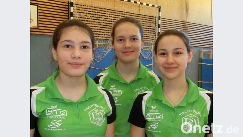 Das Mädchenteam mit (von links) Eva Wittmann, Lea Wittmann und Antonia Heigl liegt auf dem ersten Platz in der Bezirksoberliga. Bild: exb/Erich Kneißl