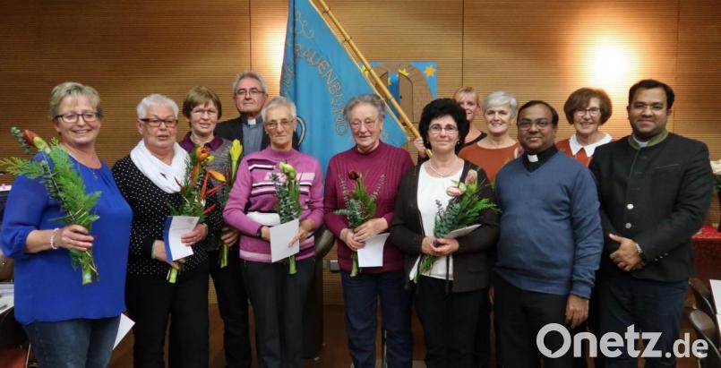 Der Frauenbund-Zweigverein Vilseck ehrt bei der Adventsfeier seine treuen Mitglieder (von links): Sprecherin Monika Mrosek, Annerose Apfelbacher, Marianne Stich, Diakon Dieter Gerstacker, Mathilde Zeitler, Anna Höser, Rosalinde Rittner, Susanne Liermann, Roswitha Bauer, Pfarrvikar Hrudaya Kumar Madanu, Sonja Andraschko und Pater Robin Xavier. Bild: rha