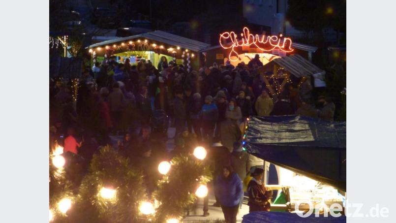 Nach Einbruch der Dunkelheit herrschte ein stimmungsvolles Ambiente. Viele Marktbesucher zogen durch die Budengasse. Bild: mng