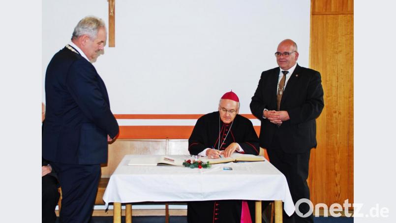 Bischof Rudolf Voderholzer trug sich in das Goldene Buch der Marktgemeinde Neualbenreuth sowie das der Gemeinde Leonberg ein Bild: enz