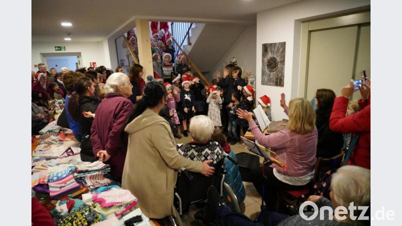 Die Kitakinder singen für die Senioren. Bild: fvo