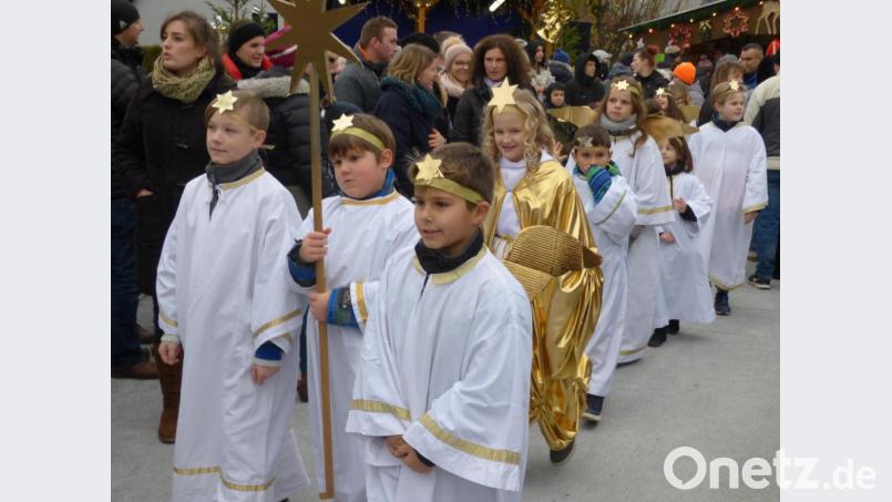 Matilda Schraml heißt das diesjährige Christkind. Mit den Engeln zieht es beim Pressather Christkindlmarkt ein, um zu den Gästen zu sprechen. Bild: mng