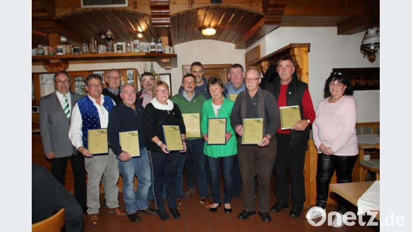 Die TSV-Vorsitzenden Karl-Heinz Pieper (links) und Simone Fröhlich (rechts) ehrten die Mitglieder (von links) Hans Baier, Johann Niebauer, Helmut Schottenhaml, Josef Biegerl, Monika Baier, Karlheinz Senft, Maria Schottenhaml, Siegfried Dörschel, Matthias Thanner und Albert Zinkl für ihre Treue. Bild: frd
