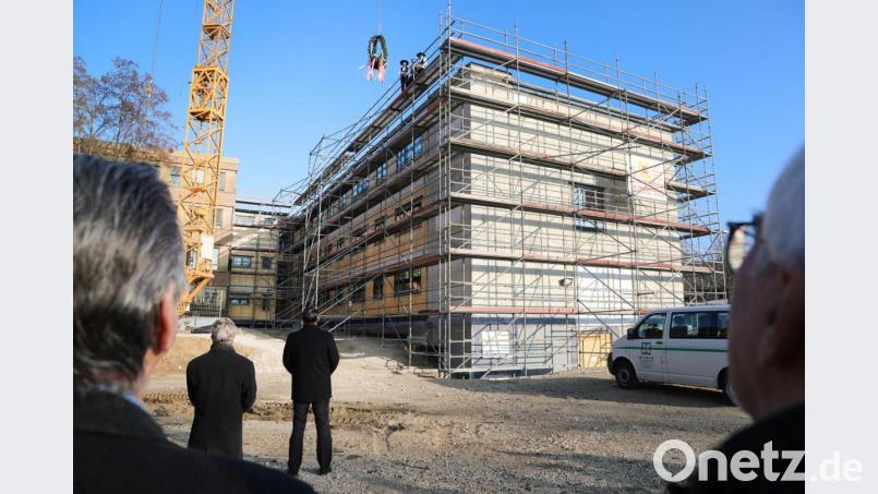 Am Montag fand beim Erweiterungsbau des Landratsamtes die Hebfeier statt. Ende September soll das dreigeschossige Gebäude bezugsfertig sein. Bild: Gerhard Götz